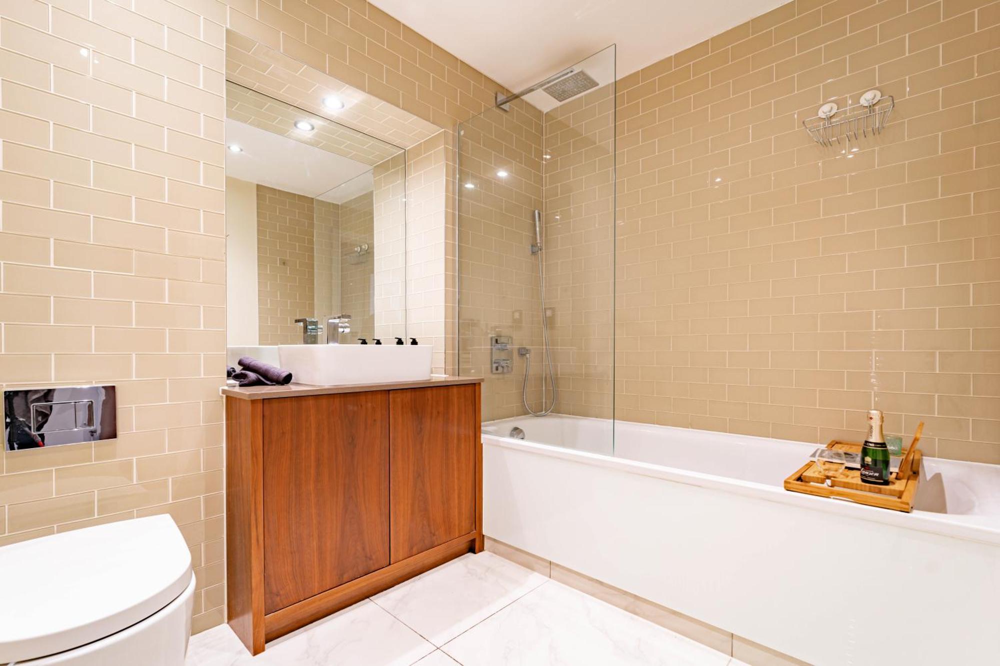 Stylish And Comfortable Canary Wharf Perfect For Long Лондон