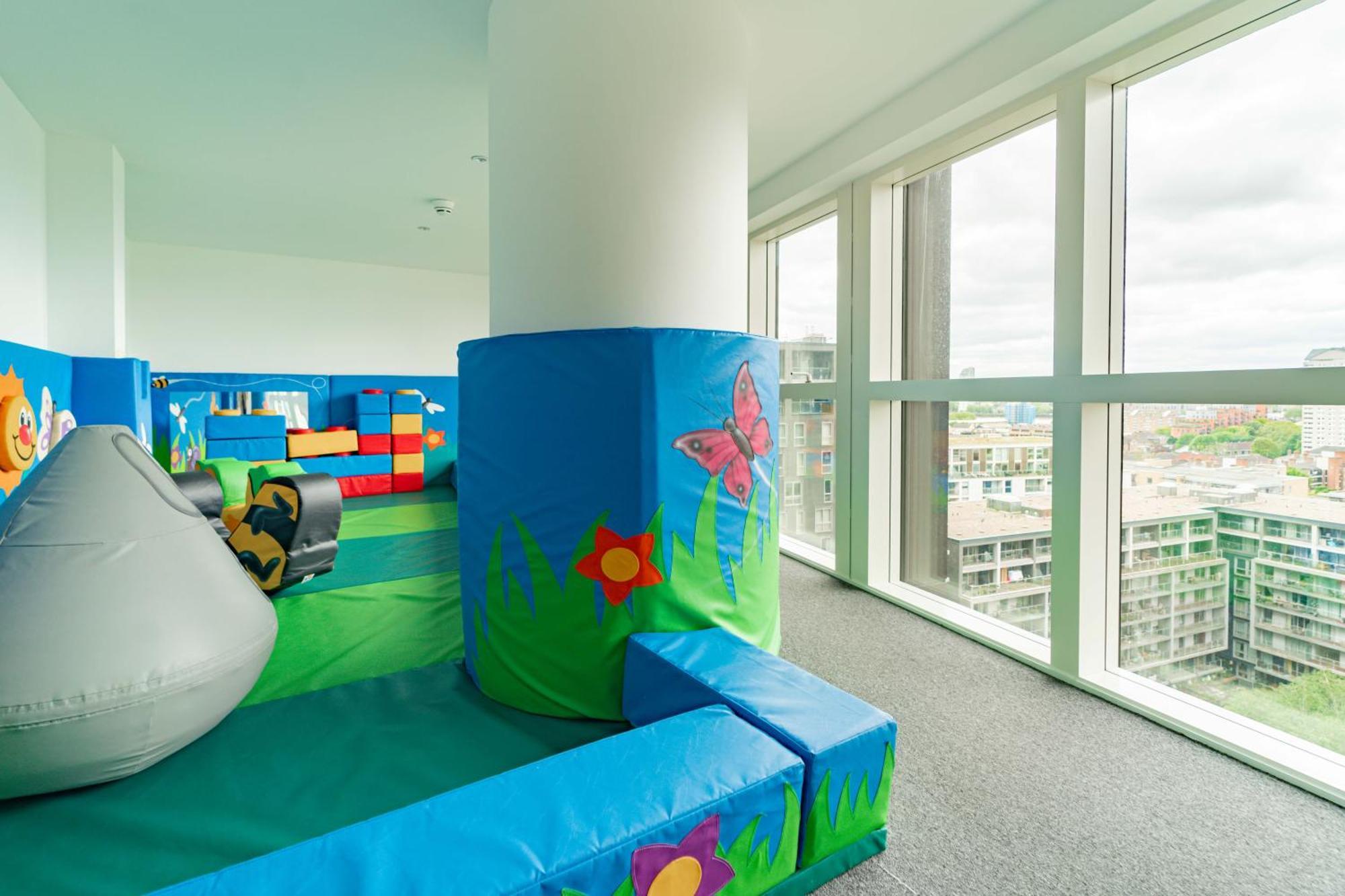 Stylish And Comfortable Canary Wharf Perfect For Long Лондон